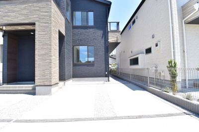 【駐車場】 | 小平市小川町1丁目　新築戸建て　6号棟 | 車好きのパパにはうれしい広さのヵースペース、休日には自慢の愛車を思う存分メンテナンス。