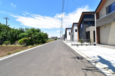【前面道路含む現地写真】 | 小平市小川町1丁目　新築戸建て　6号棟 | 前面道路は閑静な住宅地の通りとなるため、車通りは多くありません。 安心して車庫入れ可能。