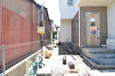 【駐車場】 | 日野市日野台2丁目　新築戸建　1号棟 | 玄関横の駐車スペースは買い物帰りで荷物が多くても楽ですね。前面道路も広いので車庫入れもしやすいです。