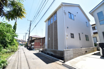 【前面道路含む現地写真】 | 日野市日野台2丁目　新築戸建　1号棟 | 前面道路は閑静な住宅地の通りとなるため、車通りは多くありません。 安心して車庫入れ可能。