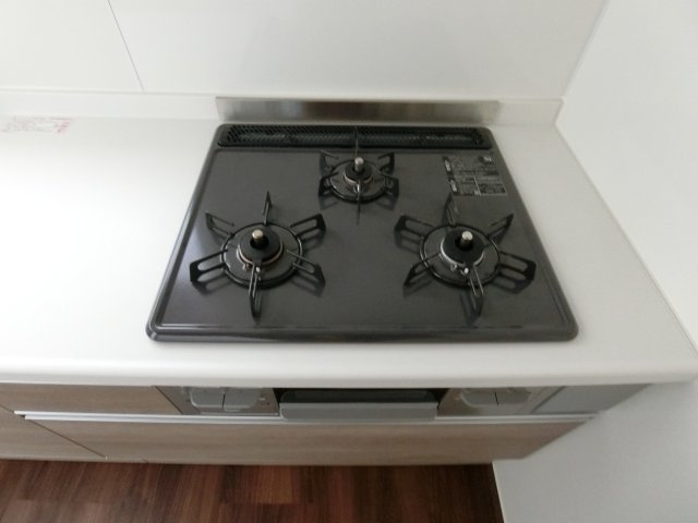 ラ・エスコルテのキッチン|ｶﾞｽｺﾝﾛが３口あるので、お料理も捗ります！