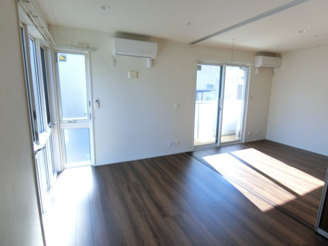 ラ・エスコルテの洋室|エアコンも２台ございますので、購入の手間が省けます！