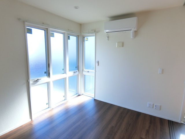 ラ・エスコルテの洋室|日当たり良好な洋室です