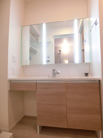 ラ・エスコルテの独立洗面台|広くて綺麗な洗面所です。