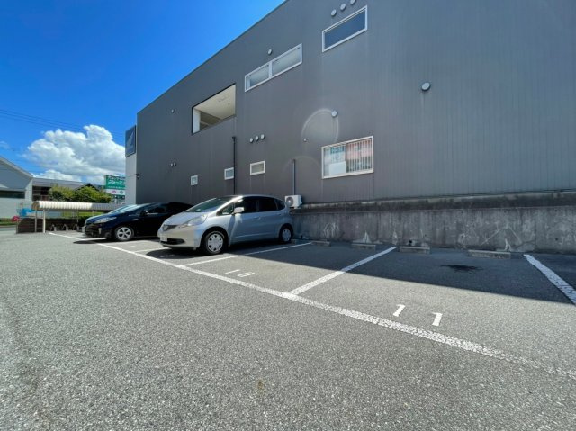 リュイール桃山台の駐車場
