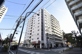 【外観】 | 総戸数１０５戸、昭和４７年３月築、管理人は日勤勤務につき管理体制良好です♪