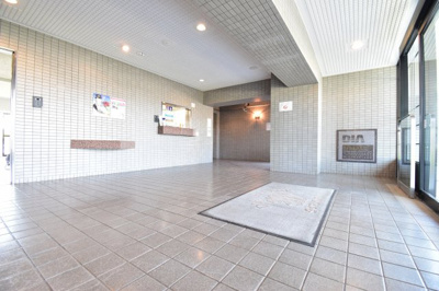 【エントランス】 | ダイアパレス西立川 | 広々とした明るいロビーはお客様とのお待ち合わせも会話が弾み、大きな荷物の搬入も困りません。