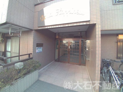 【エントランス】 | ビルドハピネス | お洒落なタイル貼りマンションです。