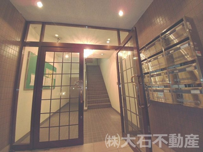 【ロビー】 | ビルドハピネス | 雨の日に嬉しい内階段内廊下