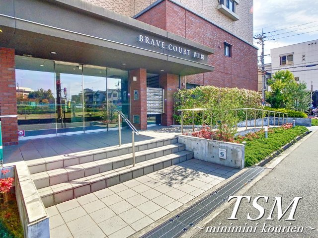 ＢＲＡＶＥ　ＣＯＵＲＴ香里園のエントランス