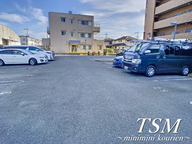 ＢＲＡＶＥ　ＣＯＵＲＴ香里園の駐車場|敷地内駐車場