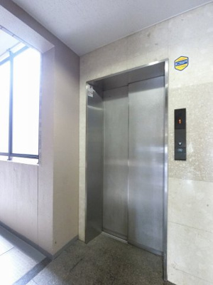【その他共用部分】 | ルピナス西寺尾弐番館 | お買い物時やベビーカーの出し入れに便利なエレベーター付です。