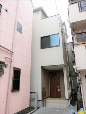 【外観】 | 吹田市日の出町　新築一戸建 | 【現地写真】 シンプルで落ち着きのある建物は住むかたの個性でオリジナルなものになっていきます♪