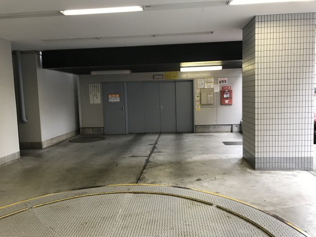 サンフィールドビルの駐車場