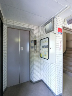 【その他共用部分】 | お買い物時やベビーカーの出し入れに便利なエレベーター付です。