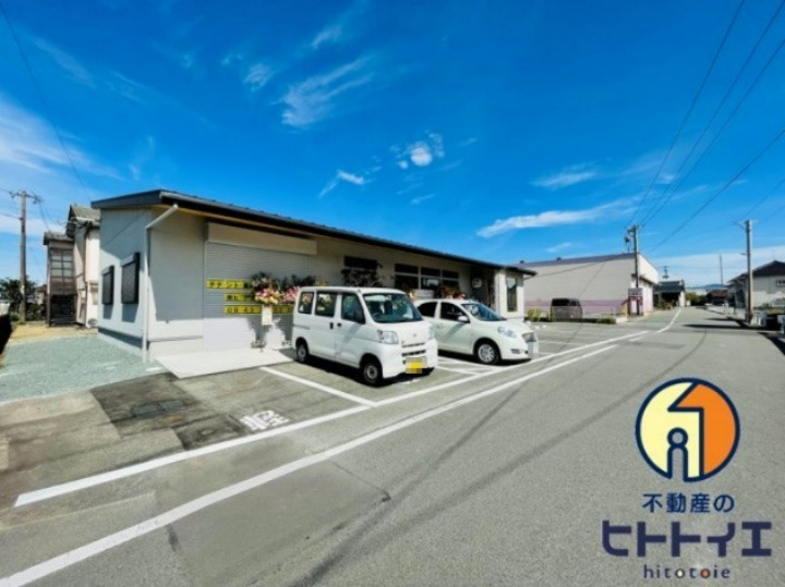 うめの貸店舗の駐車場