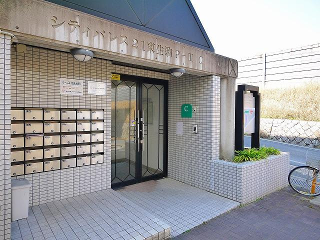 シティーパレス東生駒P-III　Cのエントランス|ゆとりのあるエントランスです