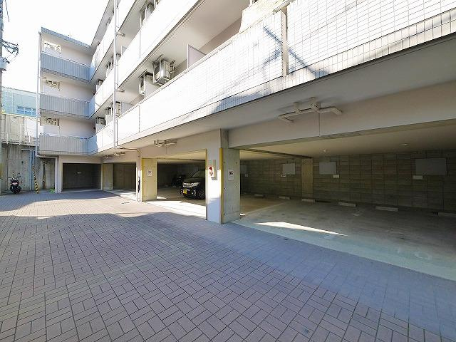 シティーパレス東生駒P-III　Cの駐車場|車をお持ちの方に嬉しい駐車場付きの物件です
