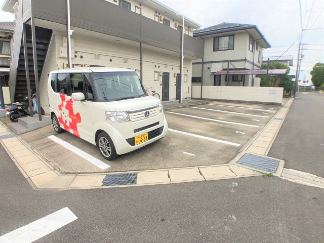 フォーレスト亀崎の駐車場