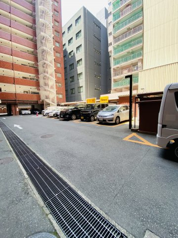 シャンボール大名A棟の駐車場