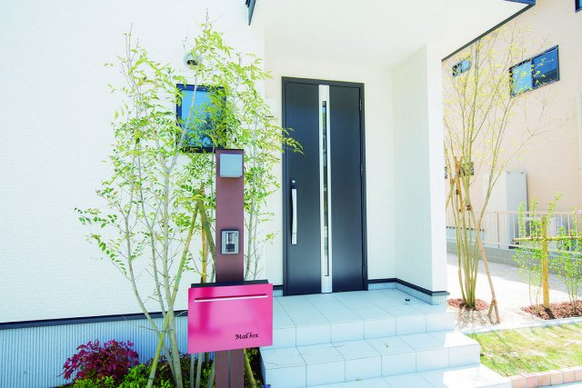 サンコート中曽根6丁目5号地のその他共用部分|＜キーレス玄関ドア＞
荷物を抱えていても、鍵を持っていれば施錠開錠がワンタッチでできるキーレス対応の玄関ドアです。※設備写真はモデルハウスを撮影したものです。