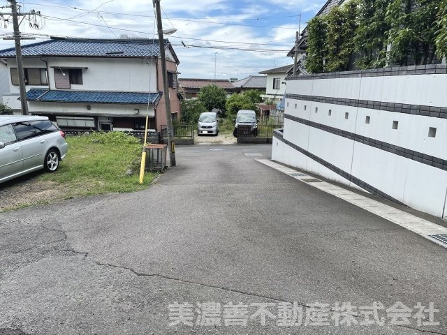 ５６８４４　岐阜市野一色土地の前面道路含む現地写真
