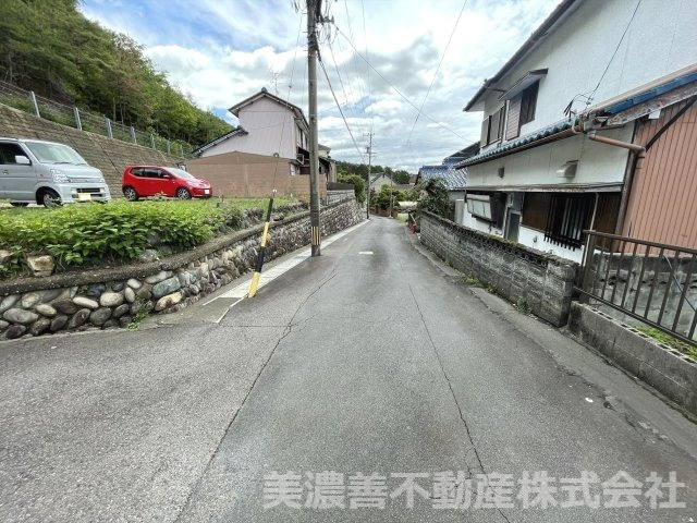 ５６８４４　岐阜市野一色土地の前面道路含む現地写真
