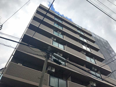 【外観】 | ラナップスクエア南森町 | 落ち着いたライトブラウンのタイル貼りの外観で谷町筋近くの閑静な住宅地に建つ10階建てのマンションです。