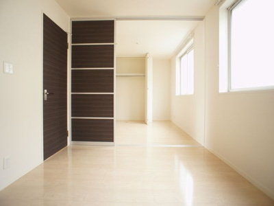 【寝室】 | ヴィヴァーチェⅠ | きれいな北側洋間充実収納付きです♪