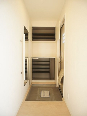 【玄関】 | ヴィヴァーチェⅠ | たくさん収納できるシューズボックスが付いています♪