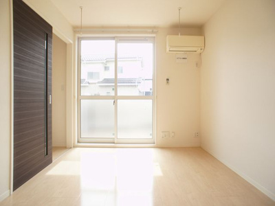 【居間・リビング】 | ヴィヴァーチェⅠ | 快適に過ごせるエアコンと便利な室内物干し付いています♪