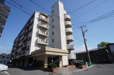 【外観】 | シャルム東雲 | 【耐震性】
耐震性の高さを判断するポイントは、
建築確認申請日が1981年6月1日以降の
新耐震基準に適合しているかどうか。
震度６程度の大地震でも
建物が崩壊しないレベルが基準になりました。