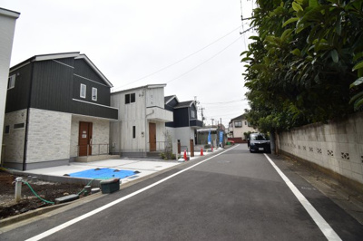 【前面道路含む現地写真】 | 東村山市萩山町１期 | 前面道路は閑静な住宅地の通りとなるため、車通りは多くありません。 安心して車庫入れ可能。