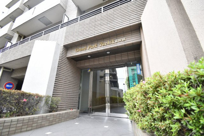 【エントランス】 | グランパーク立川 | 明るく開放感のあるエントランスは手入れが行き届いています。