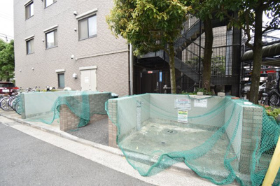 【その他共用部分】 | グランパーク立川 | 敷地内ゴミ捨て場。急いでる時でも出していきやすい場所にあります。