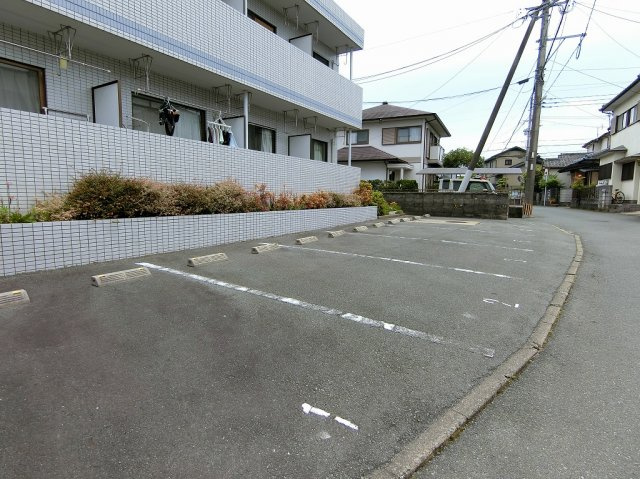 高田ビルの駐車場|駐車場に車を止められます