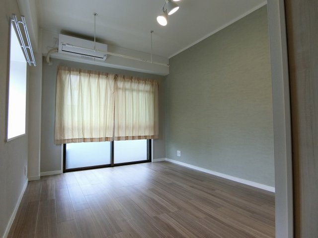 高田ビルの洋室|落ち着いた色調の洋室です