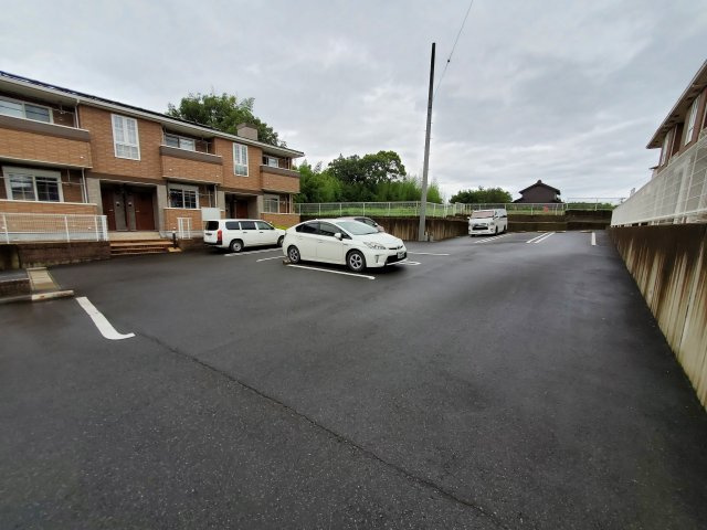 サンライズＢの駐車場