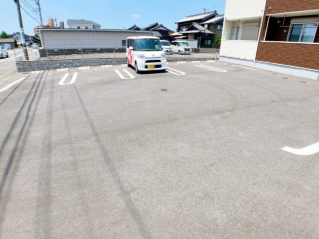 サン　ガーデンの駐車場