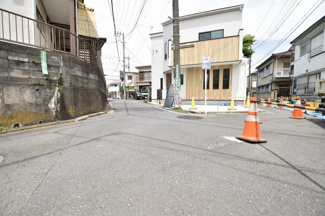 【前面道路含む現地写真】 | 前面道路の交通量は少なく、小さなお子様にも安心の立地です。
