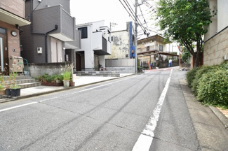 【前面道路含む現地写真】 | 近くには、スーパーマーケットやコンビニエンスストアなど急なお買い物も安心！