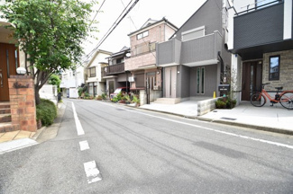 【前面道路含む現地写真】 | 前面公道約5.0ｍです。交通量は少なめで小さなお子様にも安心の立地です。