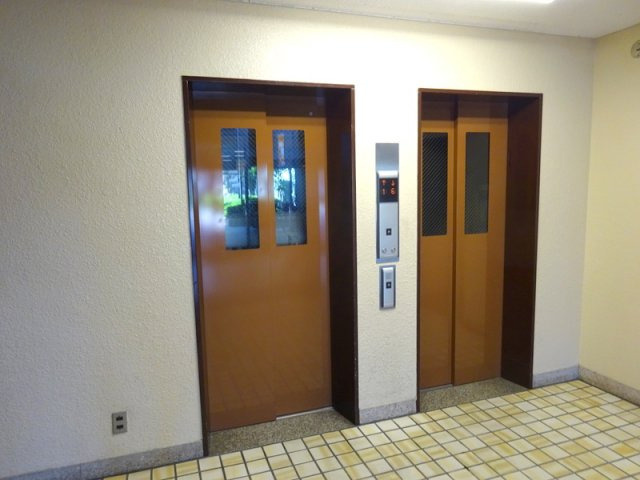 ドムール緑町のその他共用部分|エレベーターが2台あると、忙しい時間帯も混雑が緩和されますね♪