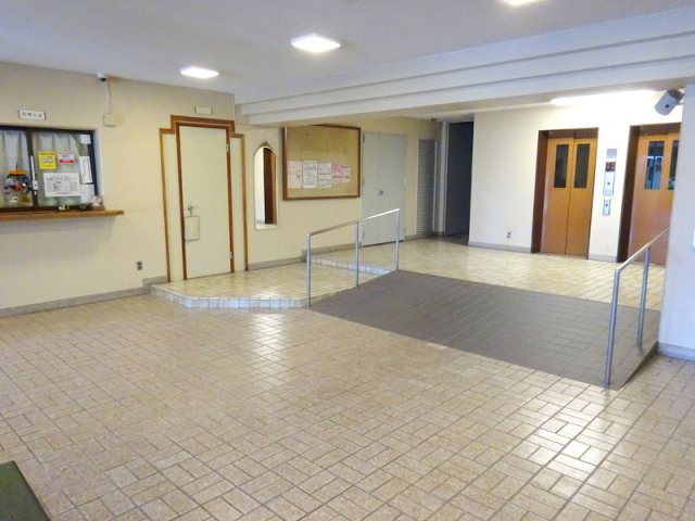 ドムール緑町のエントランス|築年数が経過していても、キレイに管理されているのが分かりますね♪