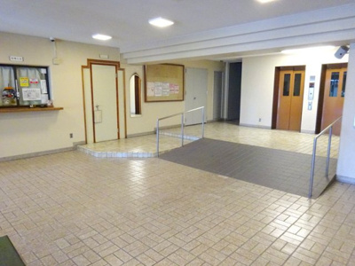 【エントランス】 | ドムール緑町 | 築年数が経過していても、キレイに管理されているのが分かりますね♪