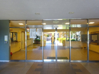 【エントランス】 | ドムール緑町 | オートロック付きで急な来訪者に困ることはありませんね。セキュリティ面でも安心です。