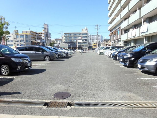 ドムール緑町の駐車場|嬉しい駐車場付きのマンションです。空き状況のご確認もお任せください♪