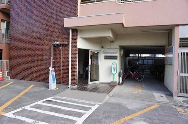 鶴見リバーマンション　（鶴見区鶴見中央5丁目）のエントランス|毎日通るエントランスはこのようになっています