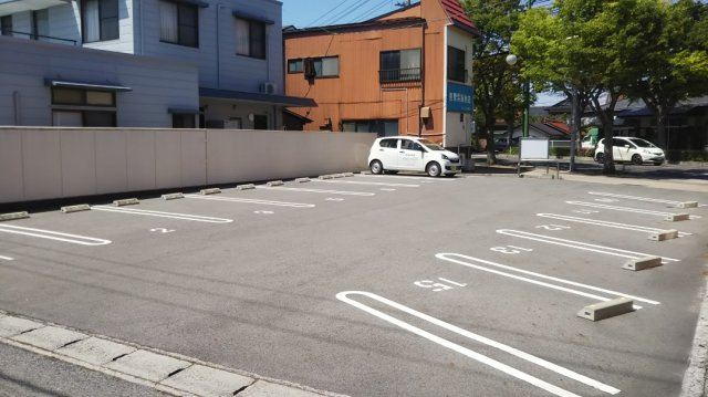皆生６丁目貸事務所の駐車場|事務所向かい側の月極４台利用可