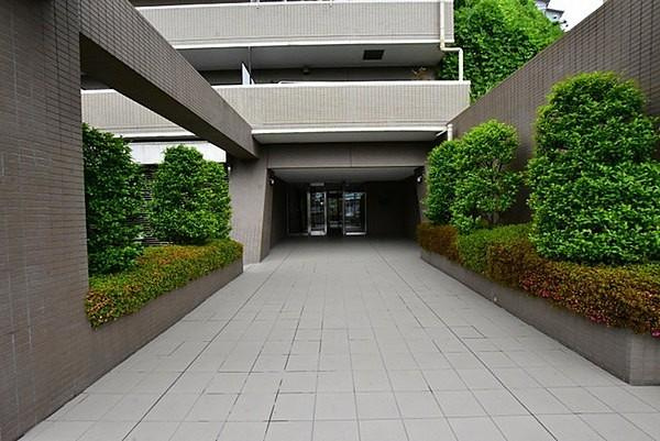 グランデマール鶴見　（鶴見区鶴見1丁目）のエントランス|毎日通るエントランスはこのようになっています